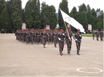 我校2014—2015学年上学期学生军训顺利结营